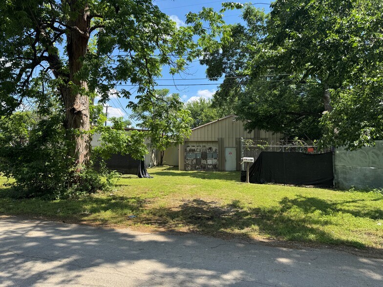 1100 & 1104 Rock Island St, Dallas, TX à louer - Photo de l’immeuble – Image 3 sur 3