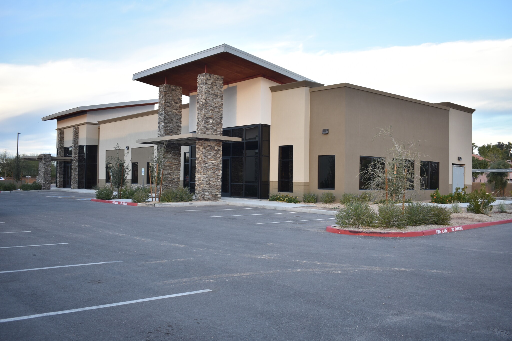 SEC of McQueen Rd & Chandler Blvd, Chandler, AZ à louer Photo principale– Image 1 sur 11