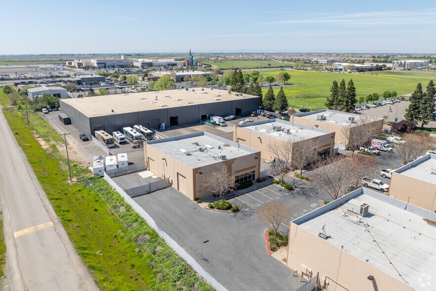 9092 Elkmont Way, Elk Grove, CA à vendre - Photo de l’immeuble – Image 3 sur 8