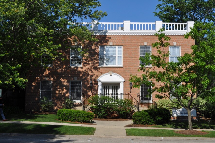 560 Oakwood Ave, Lake Forest, IL à vendre - Photo de l’immeuble – Image 2 sur 8