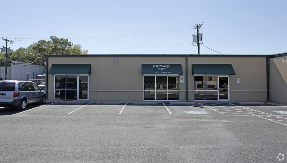 2205 W Broadway Ave, Fort Worth, TX à louer - Photo de l’immeuble – Image 2 sur 2