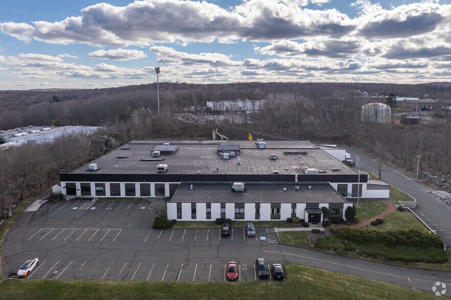 562 Captain Neville Dr, Waterbury, CT à louer - Photo de l’immeuble – Image 3 sur 5