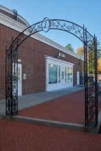 1077 Post Rd, Darien, CT à louer Photo de l’immeuble– Image 2 sur 4