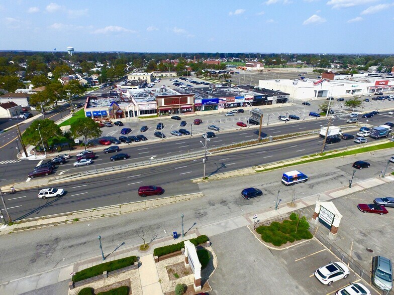 2965 Hempstead Tpke, Levittown, NY à louer - Photo principale – Image 1 sur 7