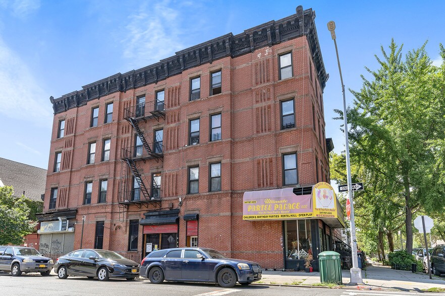 704 Decatur St, Brooklyn, NY à louer - Photo principale – Image 1 sur 3