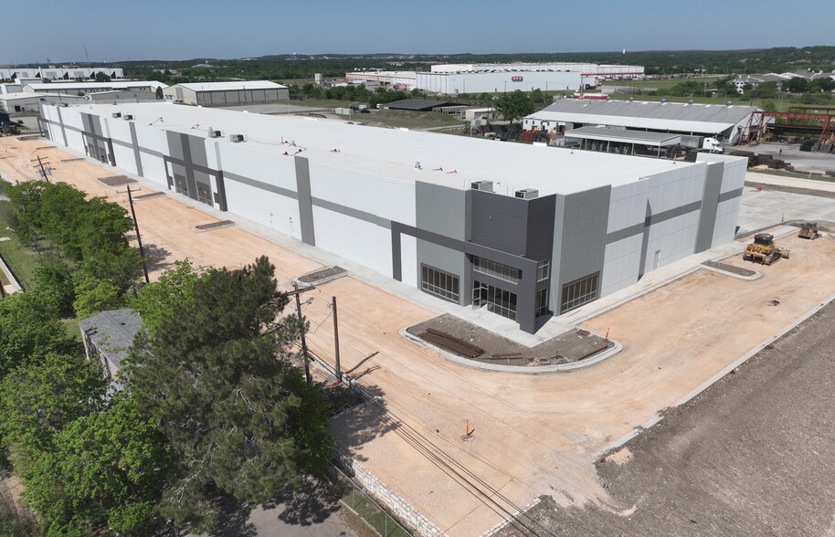 500 Wonder World Dr, San Marcos, TX à louer - Photo de l’immeuble – Image 1 sur 12