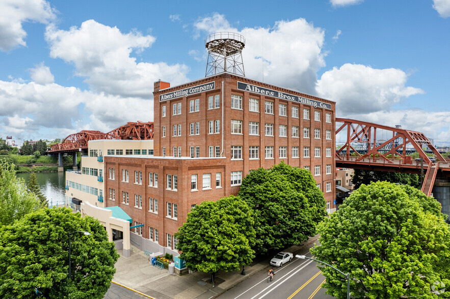 1200 NW Naito Pky, Portland, OR à louer - Photo de l’immeuble – Image 1 sur 8