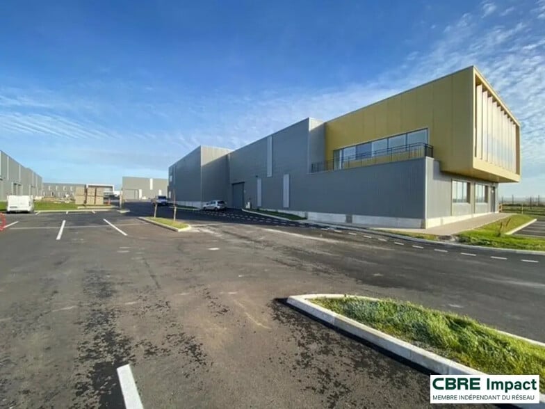 Local d’activités dans Saint-Léonard à louer - Photo de l’immeuble – Image 1 sur 11