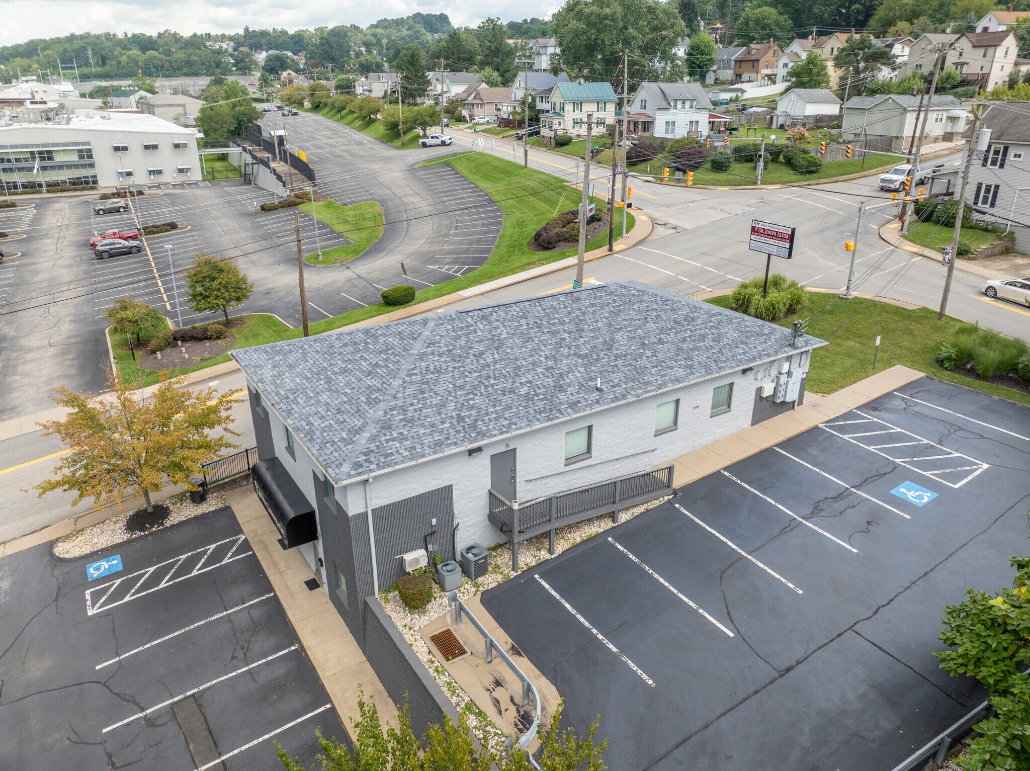 621 N 4th St, Jeannette, PA à vendre Photo de l’immeuble– Image 1 sur 49