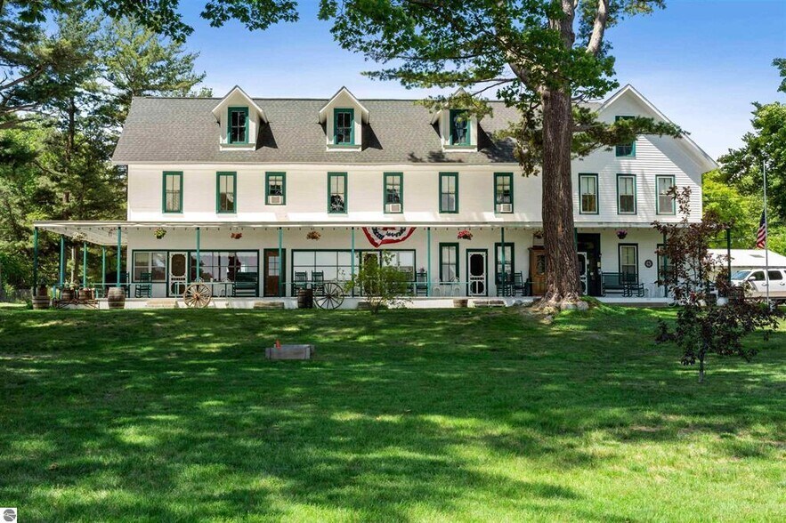 18599 Mission Rd, Traverse City, MI à vendre - Photo de l’immeuble – Image 2 sur 34