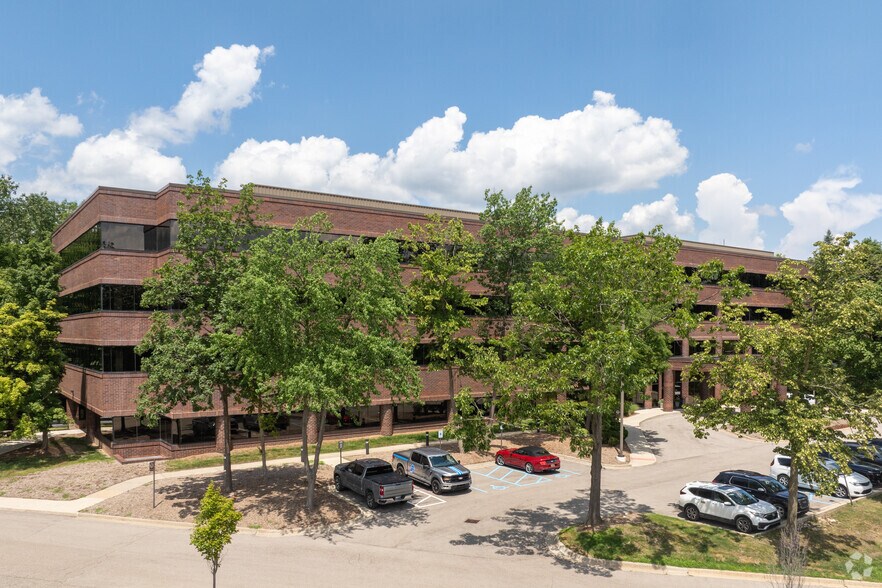 5445 Corporate Dr, Troy, MI à vendre - Photo de l’immeuble – Image 2 sur 11