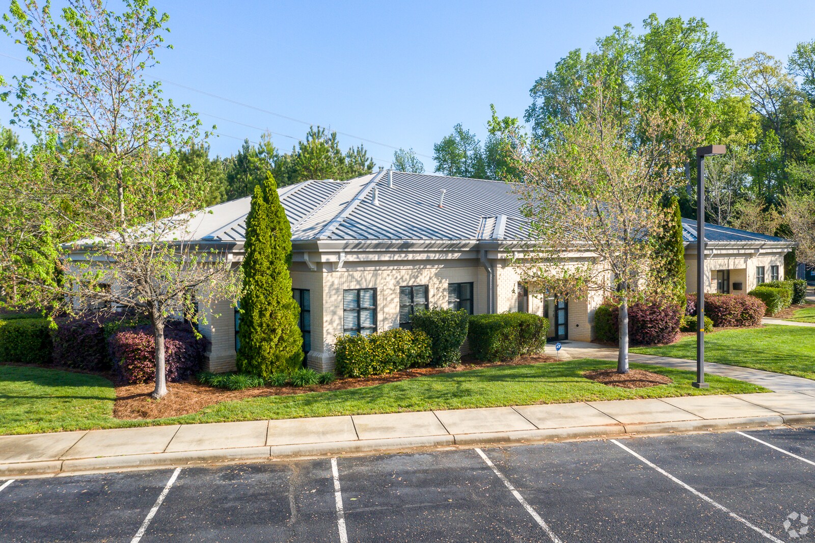 9723 Northcross Center Ct, Huntersville, NC à louer Photo de l’immeuble– Image 1 sur 33