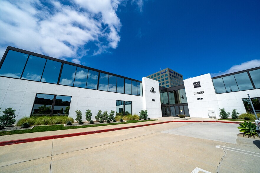18851 Bardeen Ave, Irvine, CA à louer - Photo de l’immeuble – Image 2 sur 6