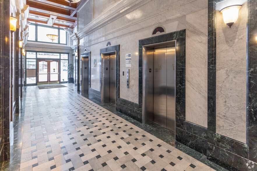 736 Granville St, Vancouver, BC à louer - Photo de l’immeuble – Image 3 sur 7