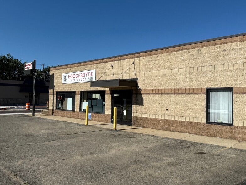 1033 Leonard St NW, Grand Rapids, MI à vendre - Photo de l’immeuble – Image 2 sur 7
