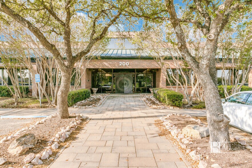 200 E Bethany Dr, Allen, TX à vendre - Photo de l’immeuble – Image 2 sur 13