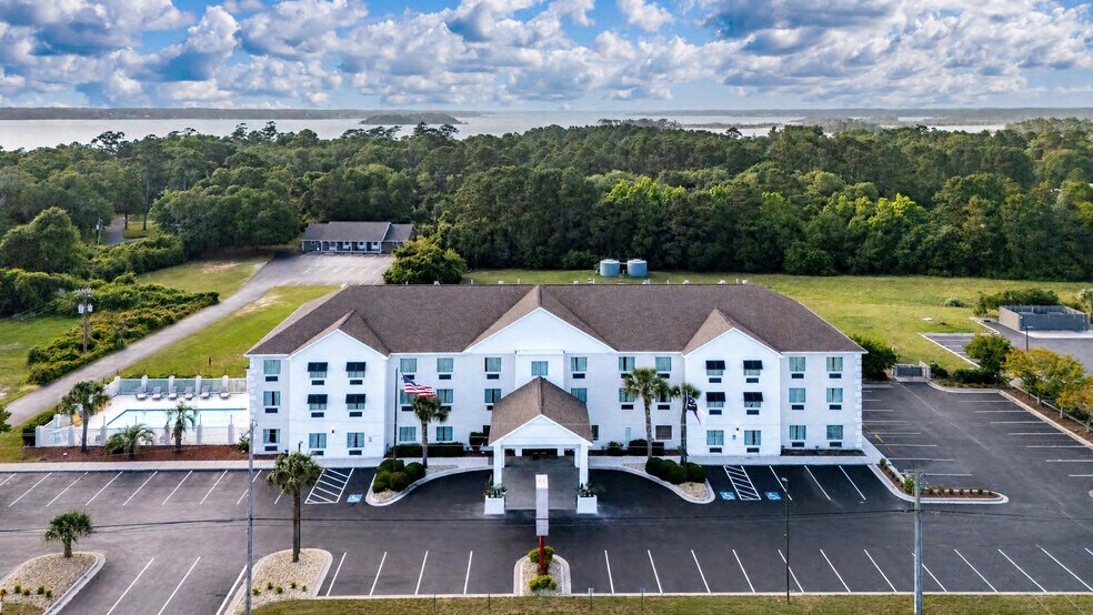 801 Cedar Point Blvd, Cedar Point, NC à vendre - Photo principale – Image 1 sur 21