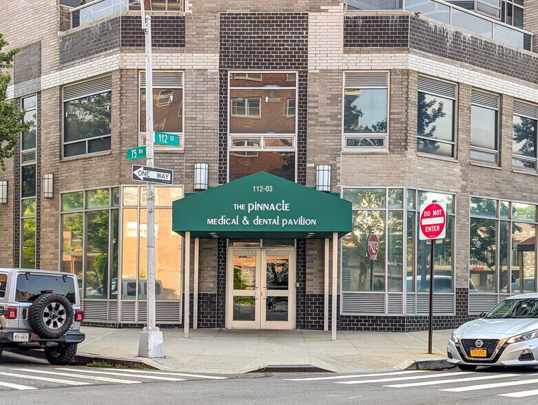 112-03 Queens Blvd, Forest Hills, NY à vendre - Photo de l’immeuble – Image 3 sur 21