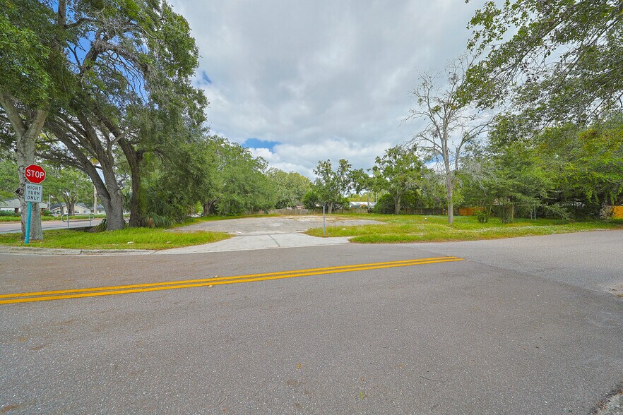 370 Morrison Rd, Brandon, FL à louer - Photo de l’immeuble – Image 3 sur 27