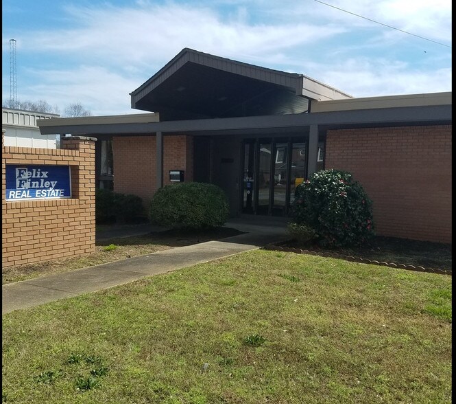 206 E Cedar Rock St, Pickens, SC à louer - Photo de l’immeuble – Image 1 sur 1