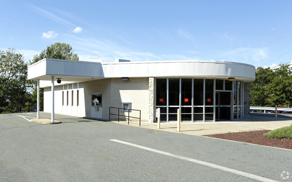 36 Middlesex Ave, Metuchen, NJ à louer - Photo principale – Image 1 sur 2