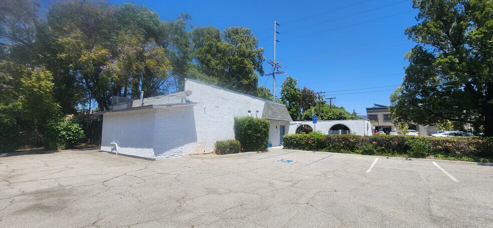 2885 Tapo St, Simi Valley, CA à vendre - Photo de l’immeuble – Image 2 sur 5