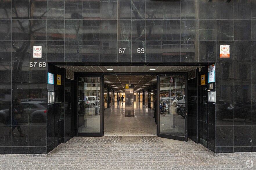 Immeuble residentiel dans Barcelone, Barcelona à vendre - Photo de l’immeuble – Image 3 sur 4