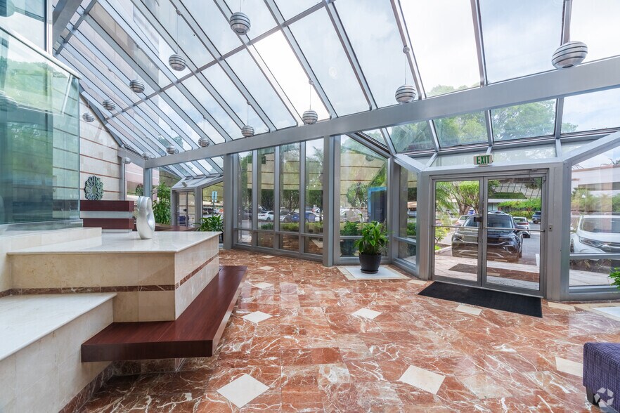 7700 W Camino Real, Boca Raton, FL à vendre - Hall d’entrée – Image 3 sur 13