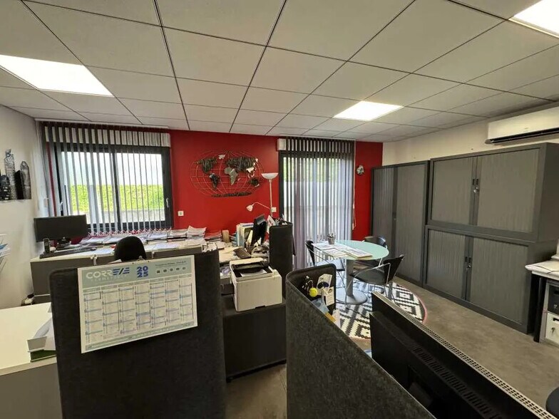 Bureau dans Saint-Laurent-de-Mure à vendre - Photo de l’immeuble – Image 3 sur 6
