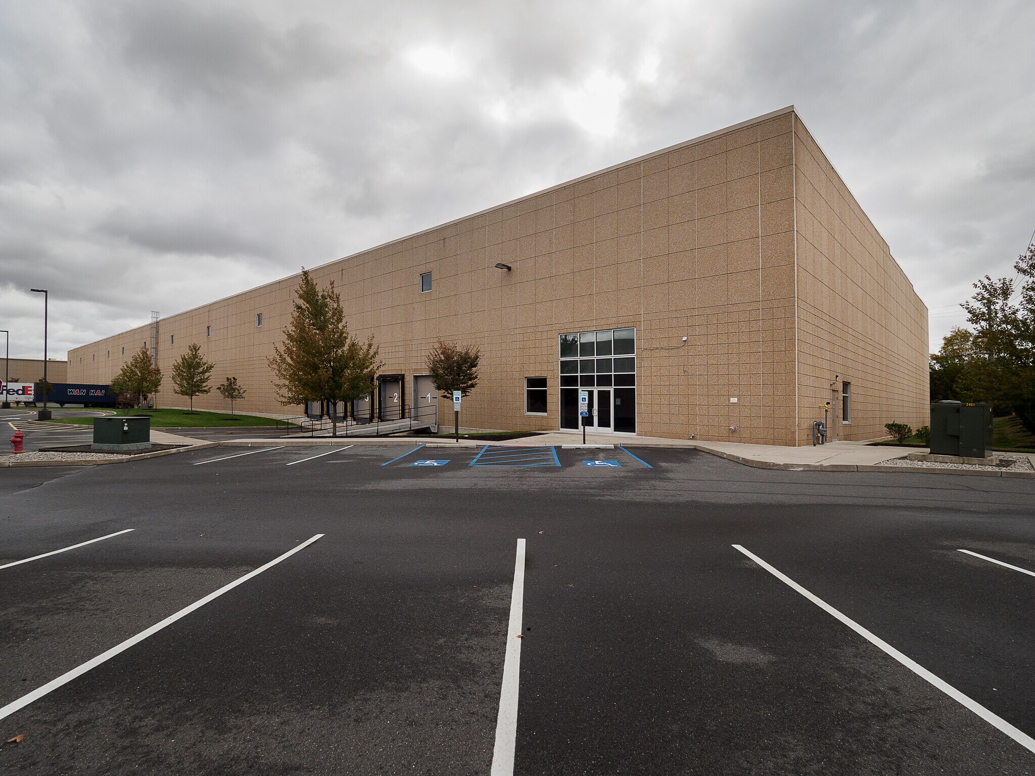 70 Carter Dr, Edison, NJ à louer Photo de l’immeuble– Image 1 sur 7