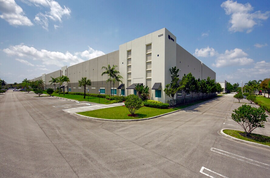 10200 NW 110th Ave, Medley, FL à louer - Photo de l’immeuble – Image 1 sur 4