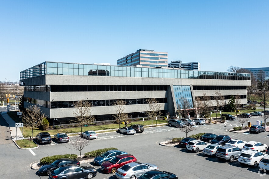 100 Wood Ave S, Iselin, NJ à louer - Photo de l’immeuble – Image 1 sur 6