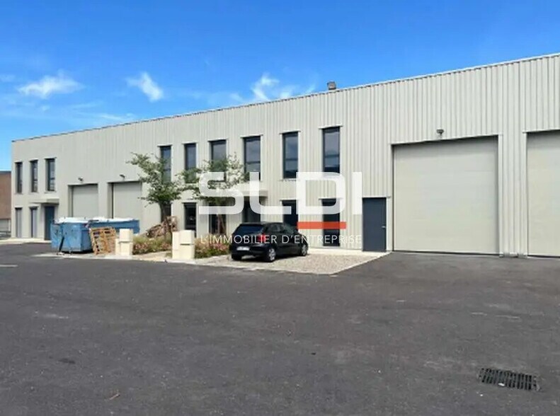 Local d’activités dans Décines-Charpieu à louer - Photo de l’immeuble – Image 1 sur 8