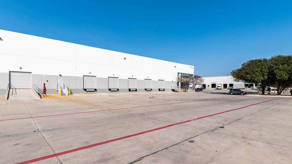 4633 Perrin Crk, San Antonio, TX à louer - Photo de l’immeuble – Image 3 sur 9