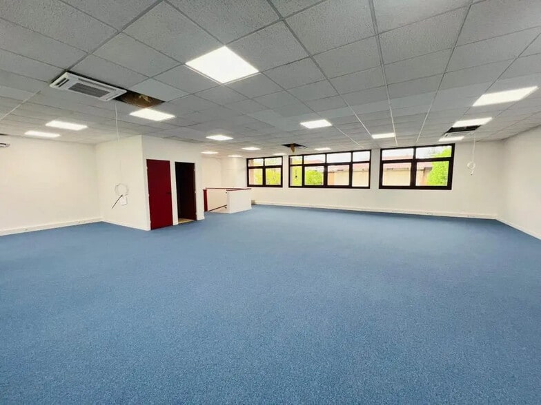 Bureau dans Voisins-le-Bretonneux à louer - Photo intérieure – Image 2 sur 4