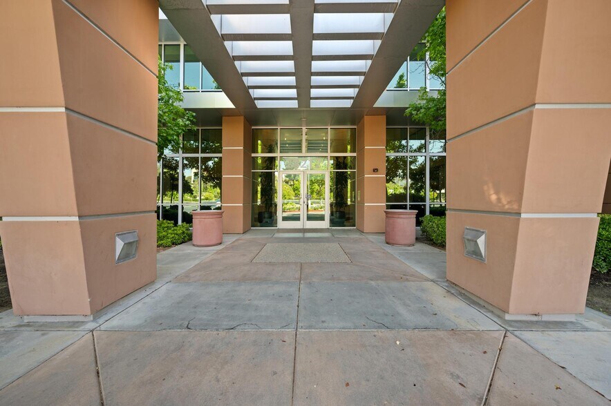 28212 Kelly Johnson Pky, Valencia, CA à louer - Photo de l’immeuble – Image 2 sur 35