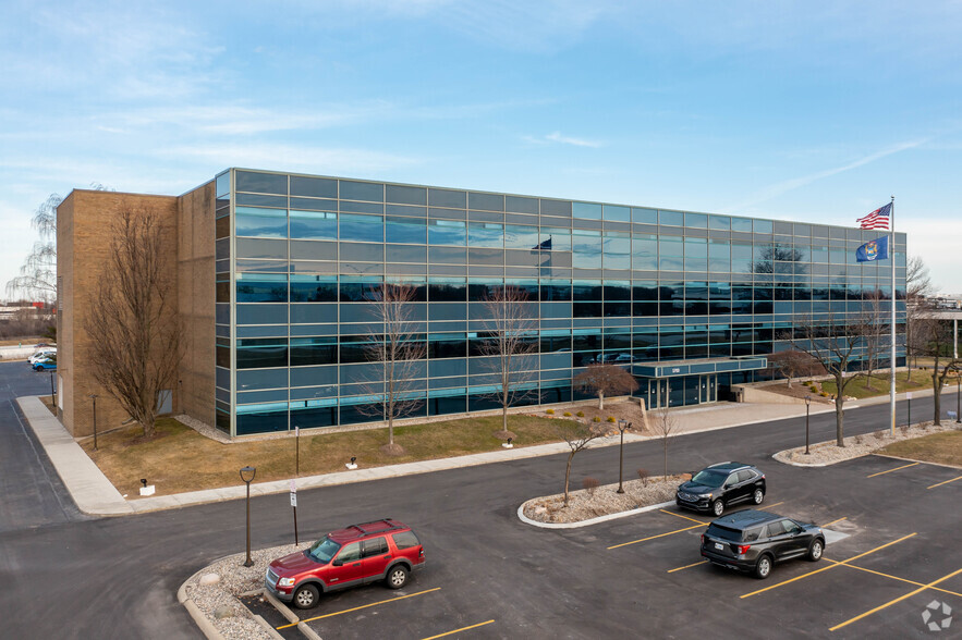 5700 Crooks Rd, Troy, MI à louer - Photo de l’immeuble – Image 2 sur 6
