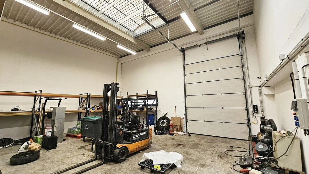 Local d’activités dans Moissy-Cramayel à louer - Photo de l’immeuble – Image 3 sur 11