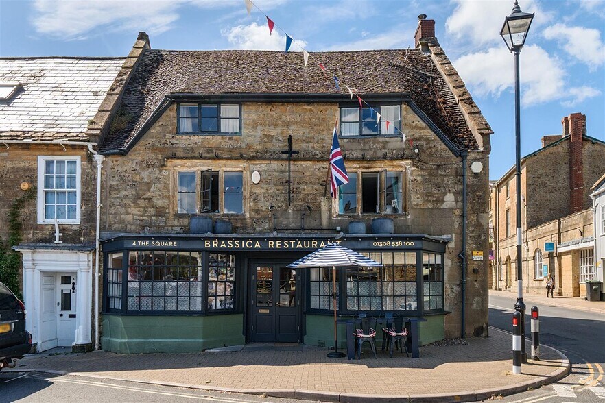 4 The Sq, Beaminster à vendre - Photo de l’immeuble – Image 1 sur 15