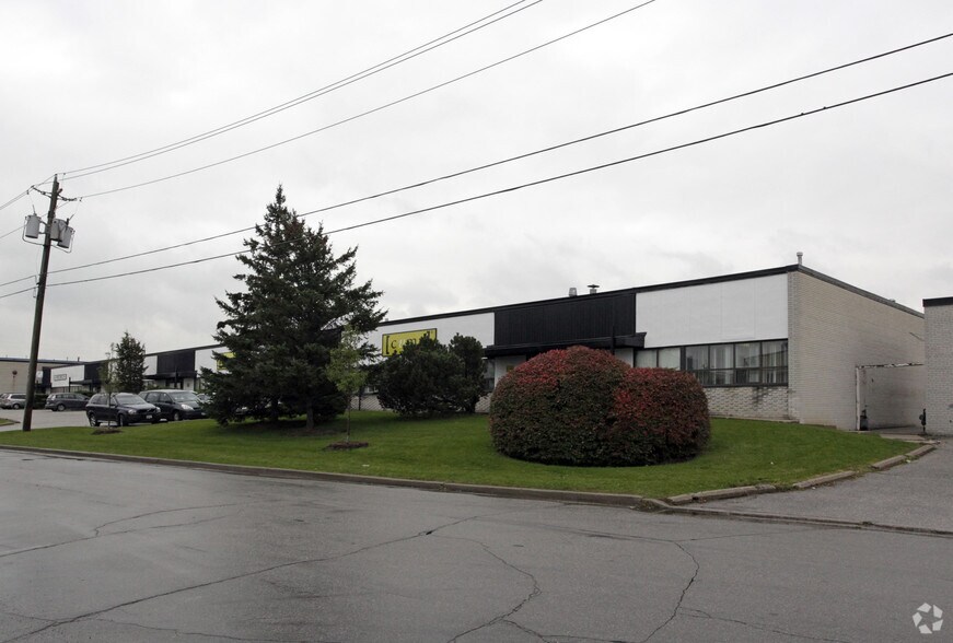 21-39 Kenhar Dr, Toronto, ON à louer - Photo de l’immeuble – Image 2 sur 2
