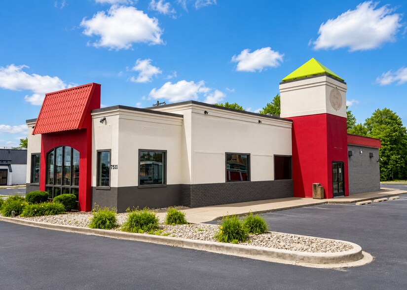 7511 E Washington St, Indianapolis, IN à louer - Photo de l’immeuble – Image 1 sur 4