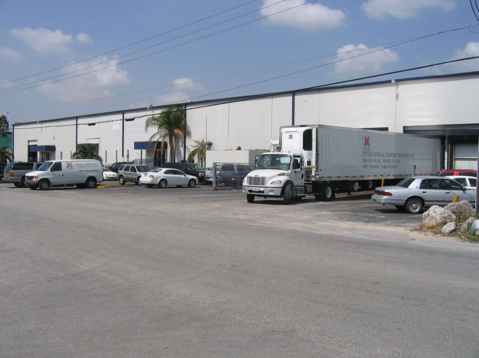 2980 NW 74th Ave, Miami, FL à louer Photo de l’immeuble– Image 1 sur 7