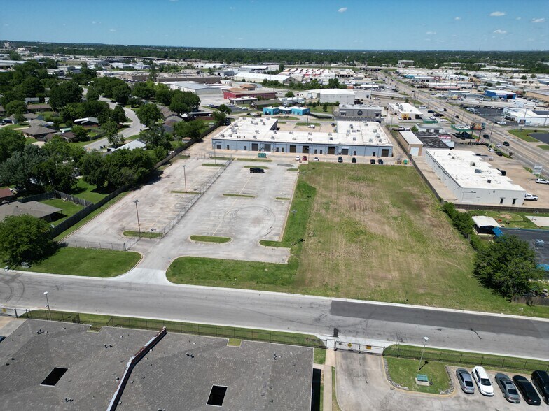 9522 E 47th Pl, Tulsa, OK à vendre - Photo de l’immeuble – Image 2 sur 10