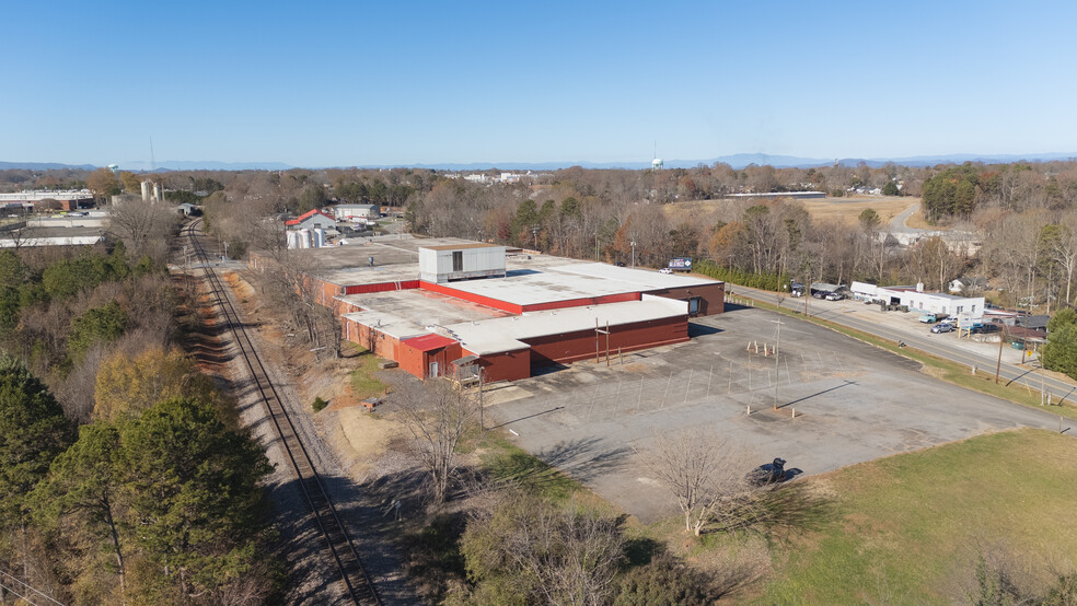 2146 Highland Ave NE, Hickory, NC à vendre - Photo de l’immeuble – Image 2 sur 15