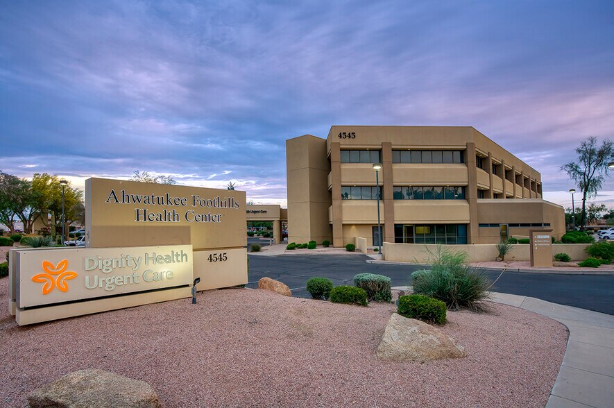 4545 E Chandler Blvd, Phoenix, AZ à louer - Photo de l’immeuble – Image 3 sur 21