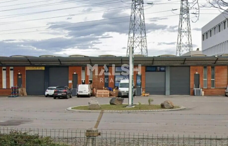 Local d’activités dans Saint-Priest à louer - Photo de l’immeuble – Image 1 sur 4