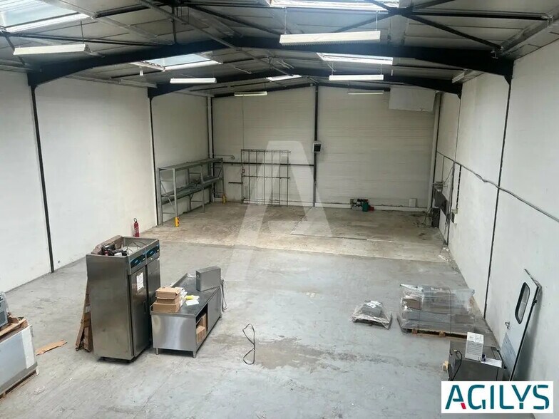 Local d’activités dans Pontault-Combault à louer - Photo de l’immeuble – Image 1 sur 5