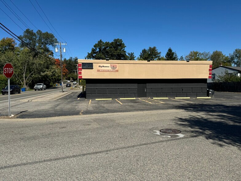 4210 Sashabaw Rd, Waterford, MI à vendre - Photo de l’immeuble – Image 2 sur 11