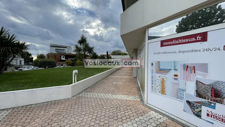 Local commercial dans Saint-Laurent-du-Var à louer - Photo de l’immeuble – Image 3 sur 5