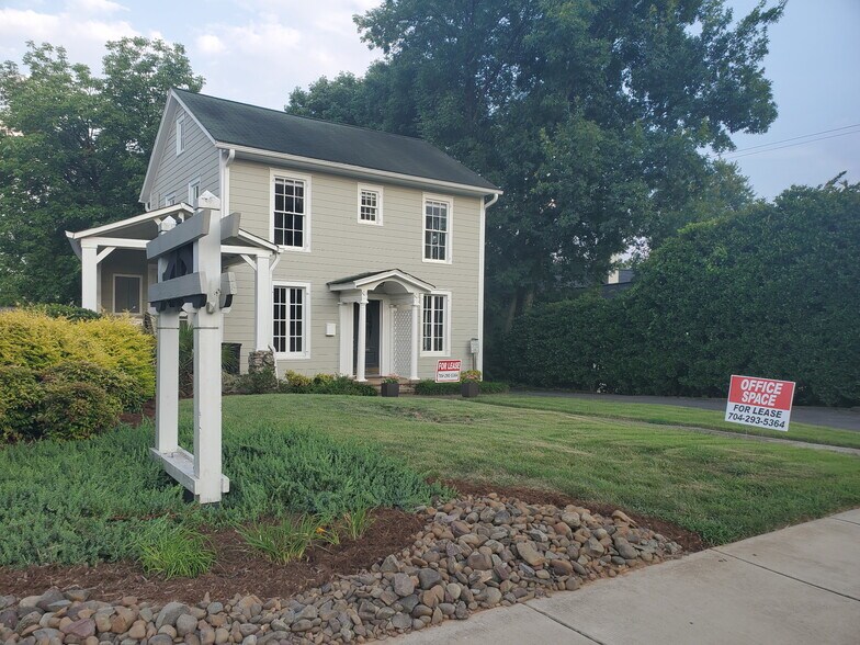1821 Cumberland Ave, Charlotte, NC à louer - Photo de l’immeuble – Image 2 sur 14